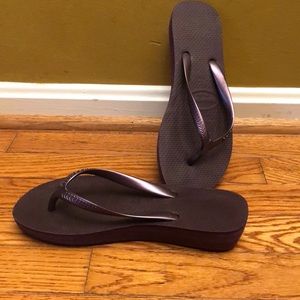 Super cute Havaians platform wedge flip flops!